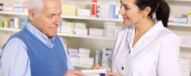 Une pharmaciènne conseille une personne sur un médicament